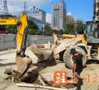 大美女日bb高温下的坚守｜道路建设者用汗水铺就畅通路